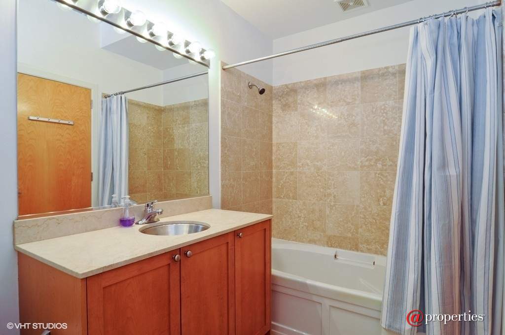 321 S Sangamon Street #303 Chicago, Illinois 60607 - Master Bathroom