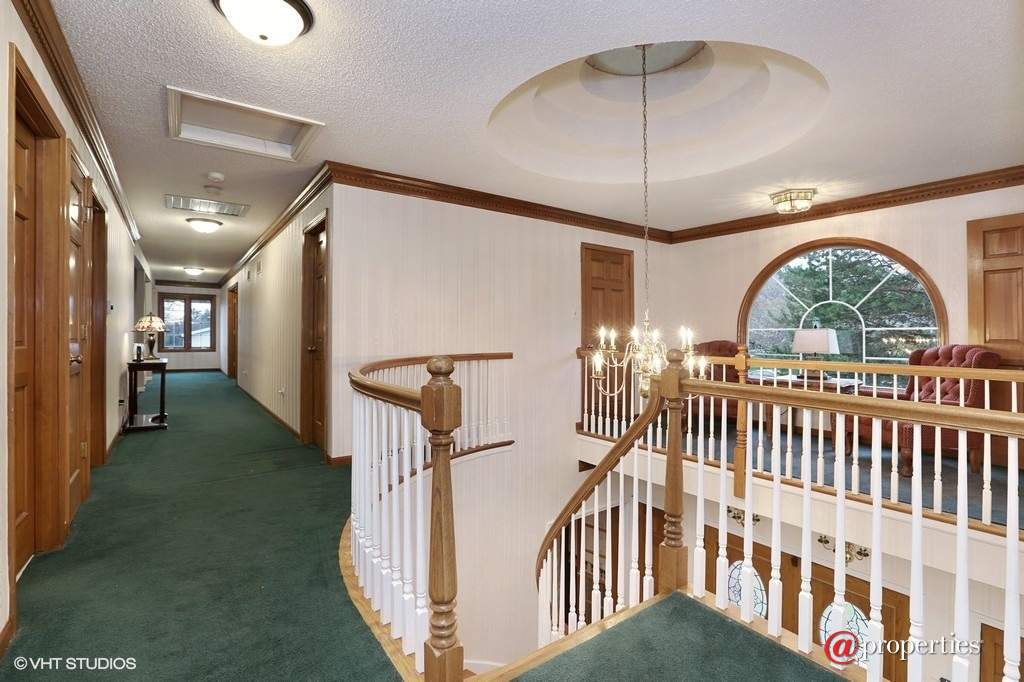 7925 Creekwood Drive Burr Ridge, Illinois 60527 - Loft