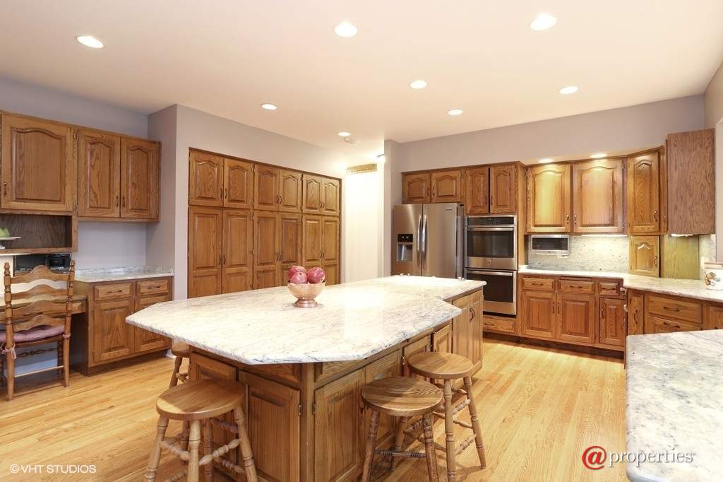 7925 Creekwood Drive Burr Ridge, Illinois 60527 - Kitchen