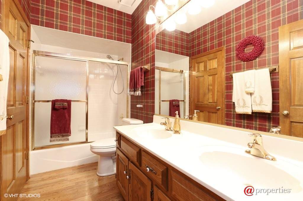 7925 Creekwood Drive Burr Ridge, Illinois 60527 - First Floor Bathroom