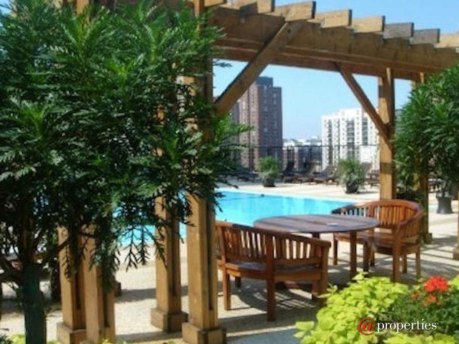 30 E Huron Street #2607 Chicago, Illinois 60611 - Outdoor Pool