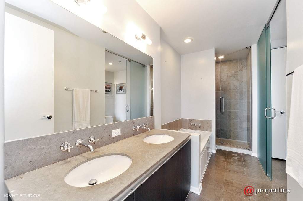 600 N Fairbanks Court #2303 Chicago, Illinois 60611 - Master Bathroom