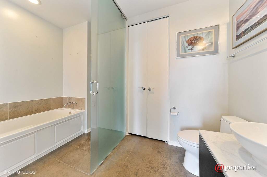 600 N Fairbanks Court #2303 Chicago, Illinois 60611 - Master Bathroom