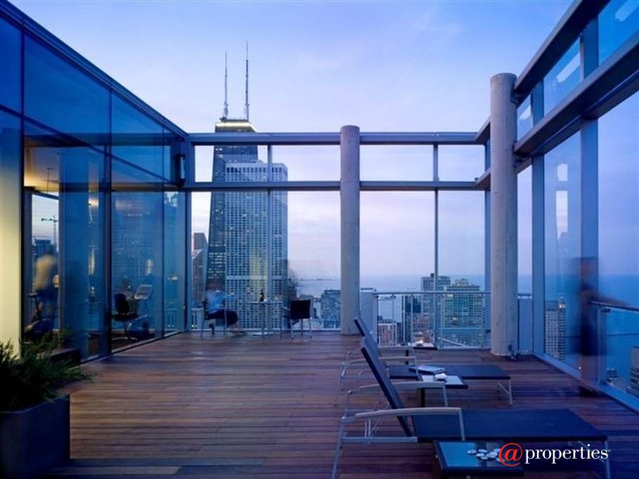 600 N Fairbanks Court #2303 Chicago, Illinois 60611 - Rooftop Sun Deck (NE)