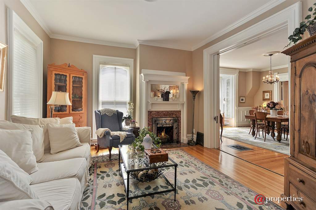 4132 N Keeler Avenue Chicago, Illinois 60641 - Living Room