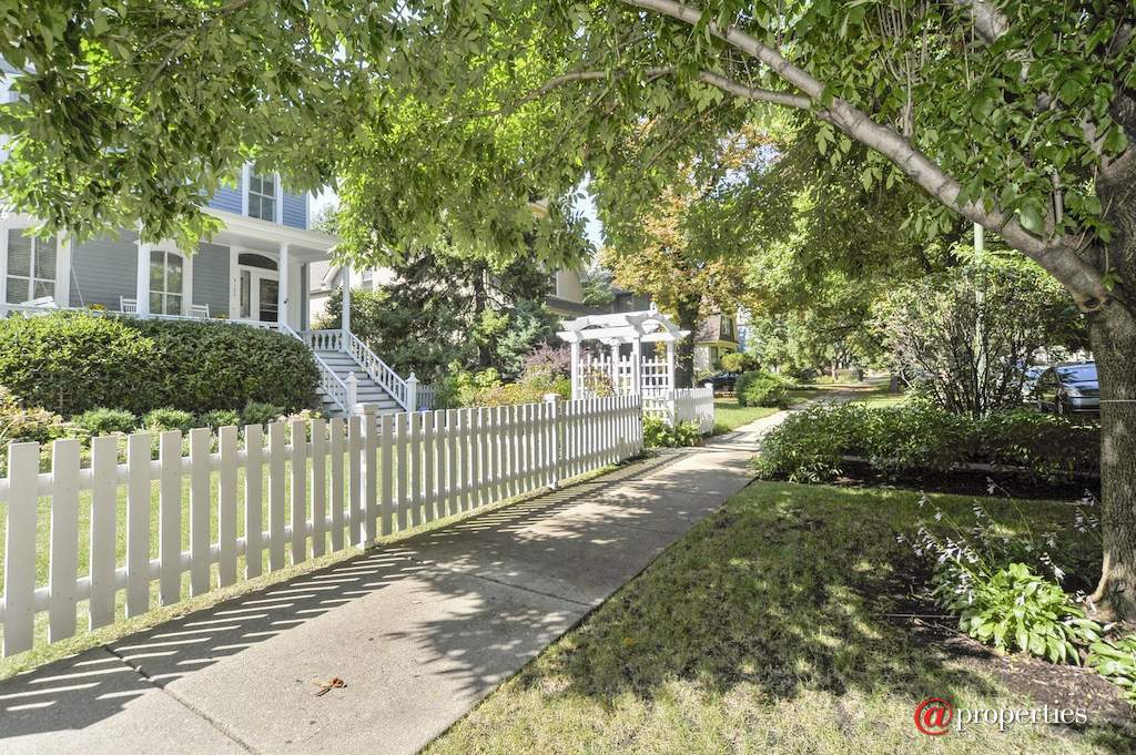 4132 N Keeler Avenue Chicago, Illinois 60641 - Street and Parkway