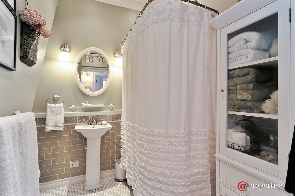 4132 N Keeler Avenue Chicago, Illinois 60641 - Second Floor Full Bath