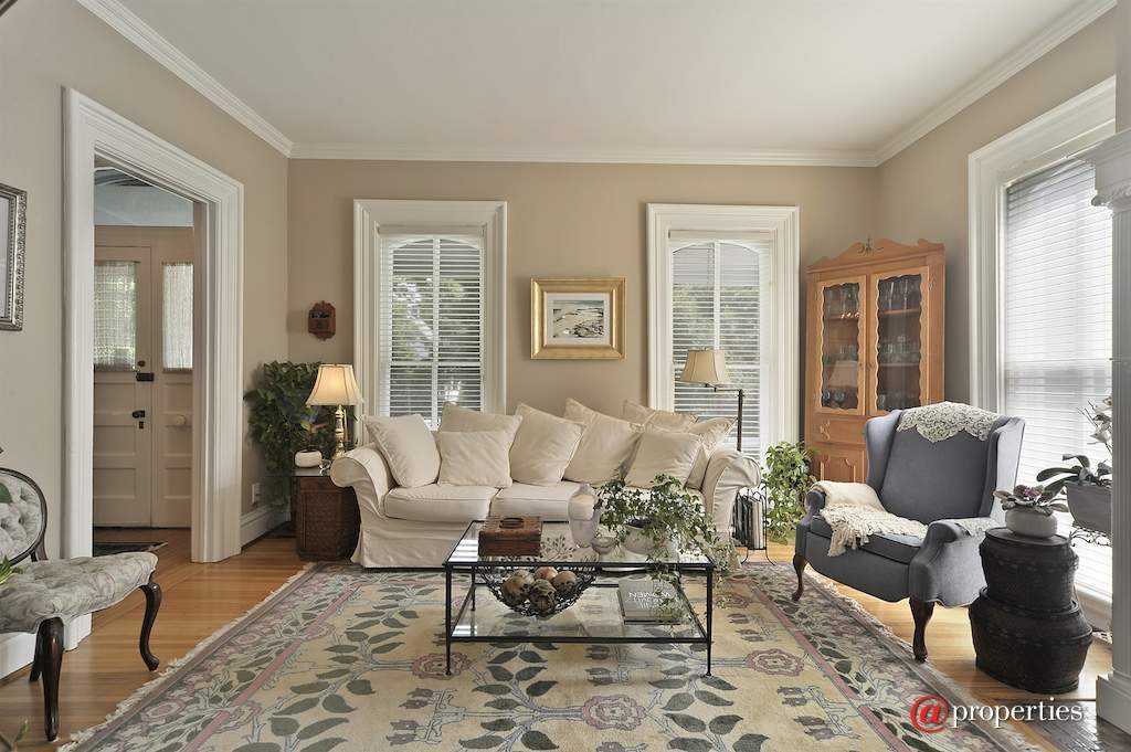 4132 N Keeler Avenue Chicago, Illinois 60641 - Living Room