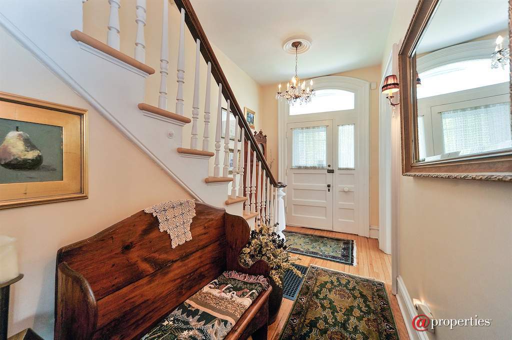 4132 N Keeler Avenue Chicago, Illinois 60641 - Front Foyer