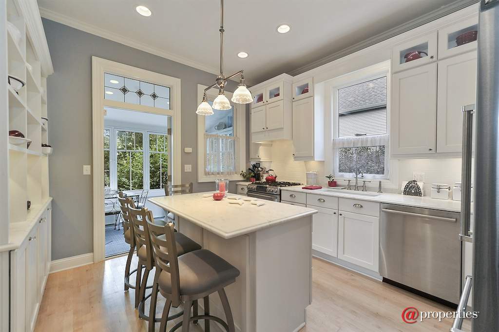 4132 N Keeler Avenue Chicago, Illinois 60641 - Kitchen