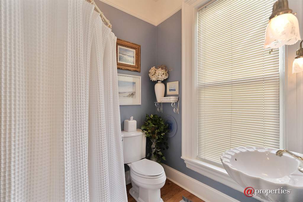 4132 N Keeler Avenue Chicago, Illinois 60641 - First Floor Full Bath