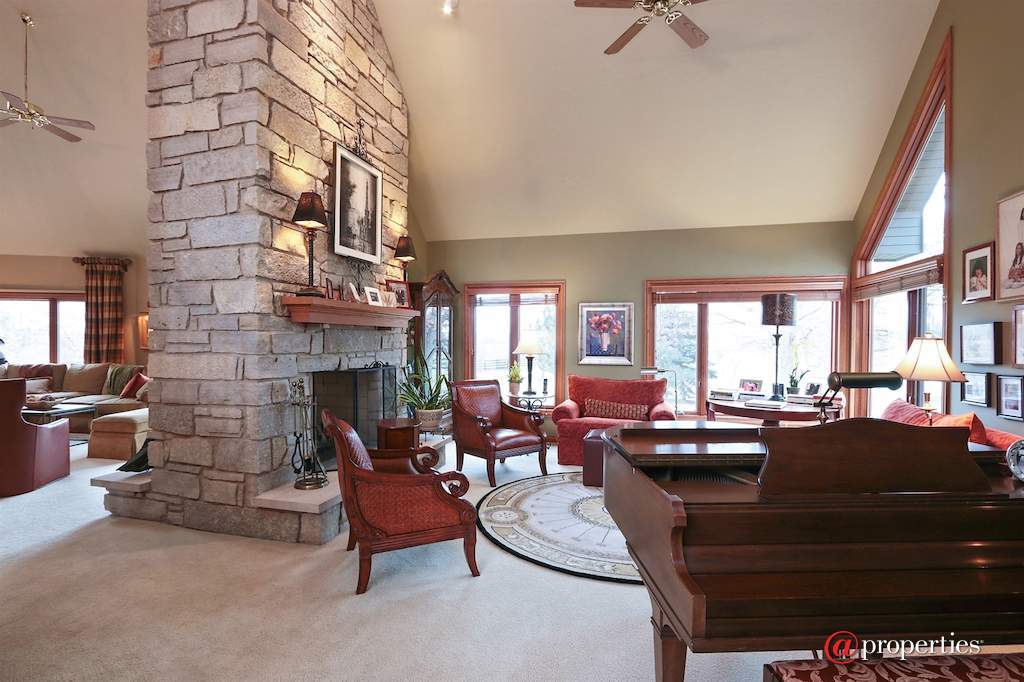1740 Lakeview Terrace Libertyville, Illinois 60048 - Soaring ceilings & windows