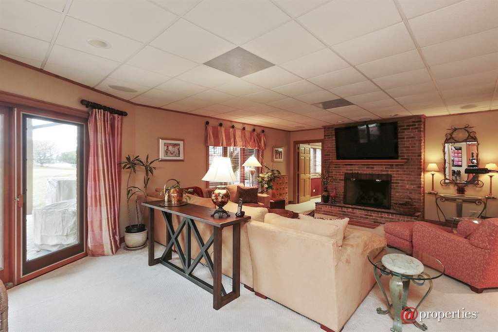 1740 Lakeview Terrace Libertyville, Illinois 60048 - Walk out to patio & grounds