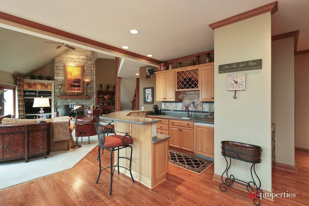 1740 Lakeview Terrace Libertyville, Illinois 60048 - Seating for 6...