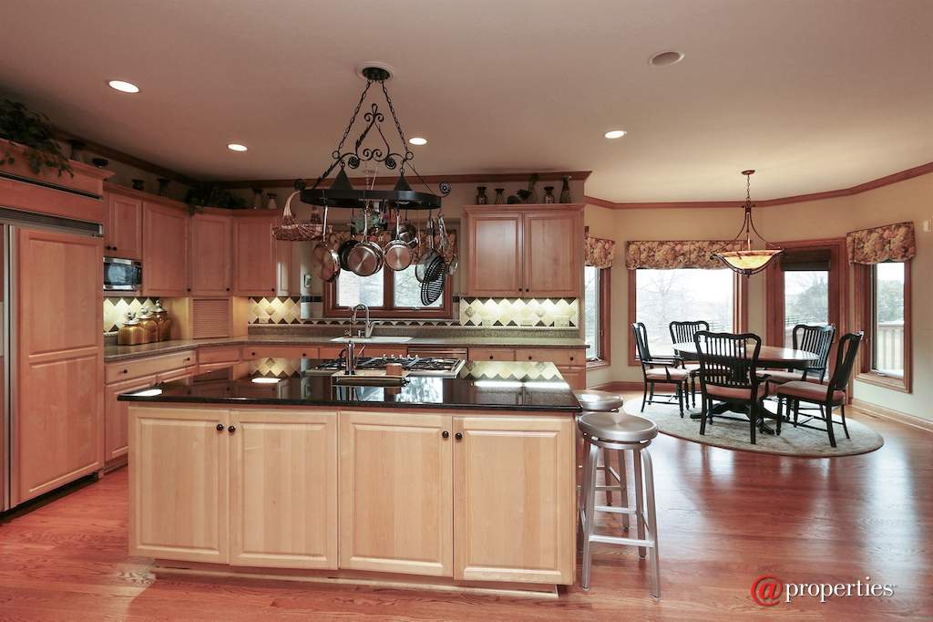 1740 Lakeview Terrace Libertyville, Illinois 60048 - Room enough for any size table