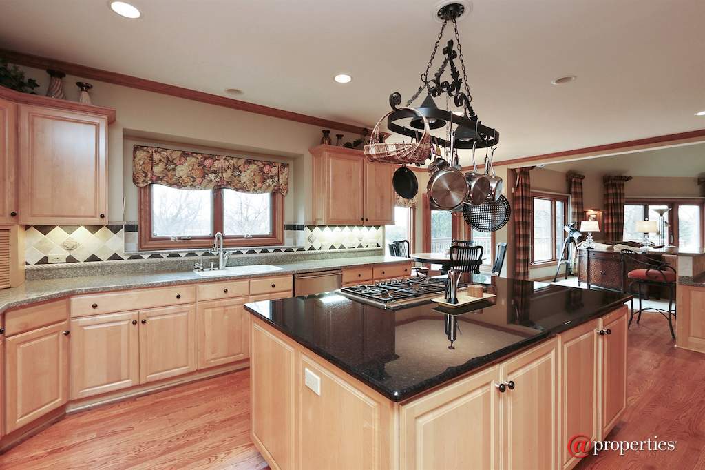 1740 Lakeview Terrace Libertyville, Illinois 60048 - The Heartbeat of living...Open Living