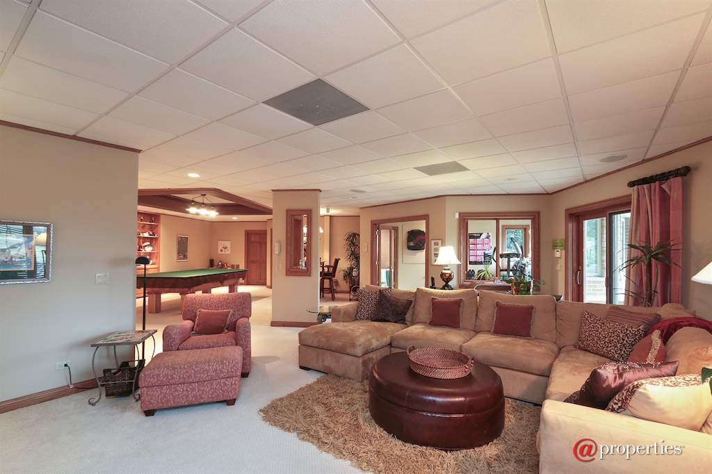 1740 Lakeview Terrace Libertyville, Illinois 60048 - Versatile space for any hobby, sport, recreation..