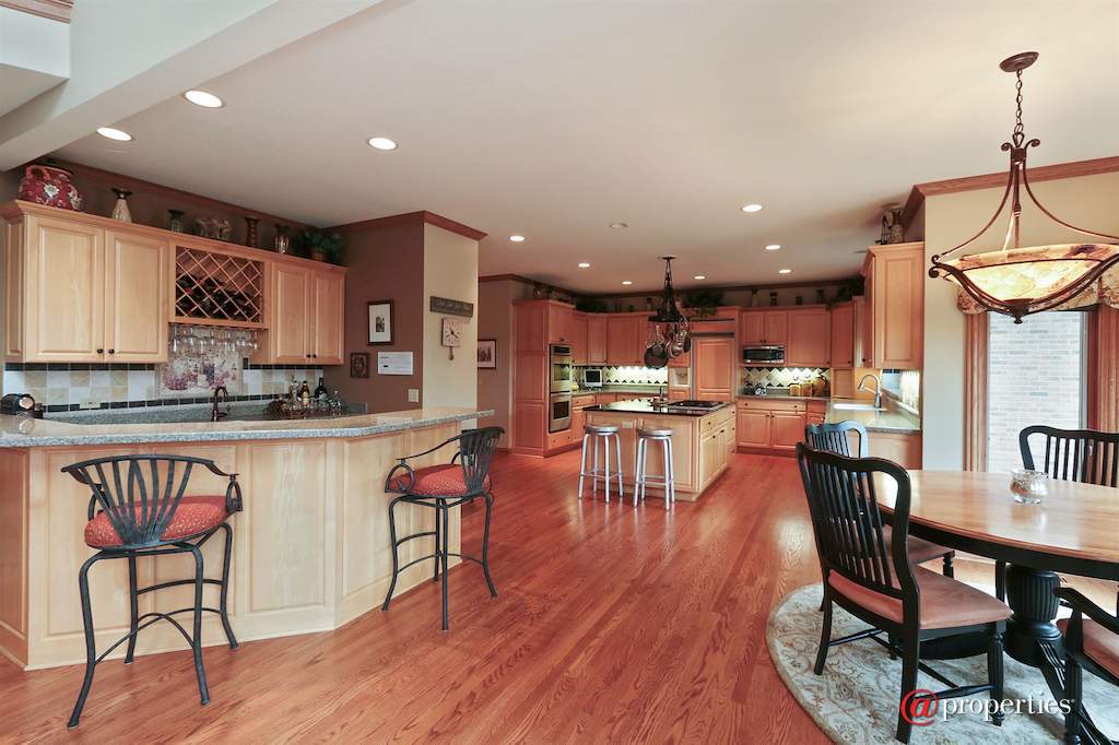 1740 Lakeview Terrace Libertyville, Illinois 60048 - Custom crafted finishes