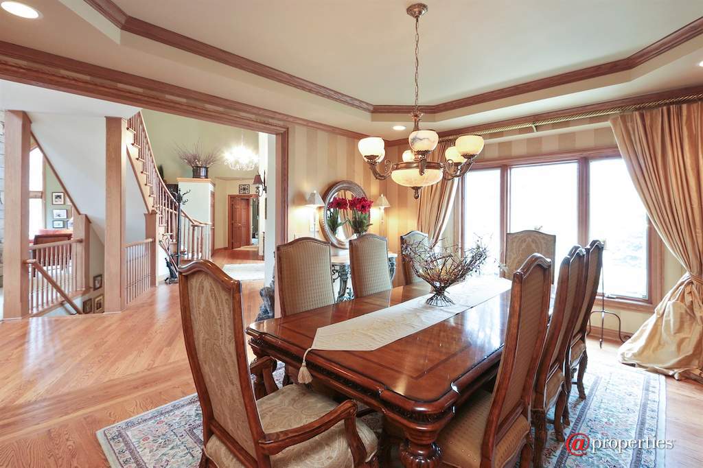 1740 Lakeview Terrace Libertyville, Illinois 60048 - Dine in elegance w/sweeping views