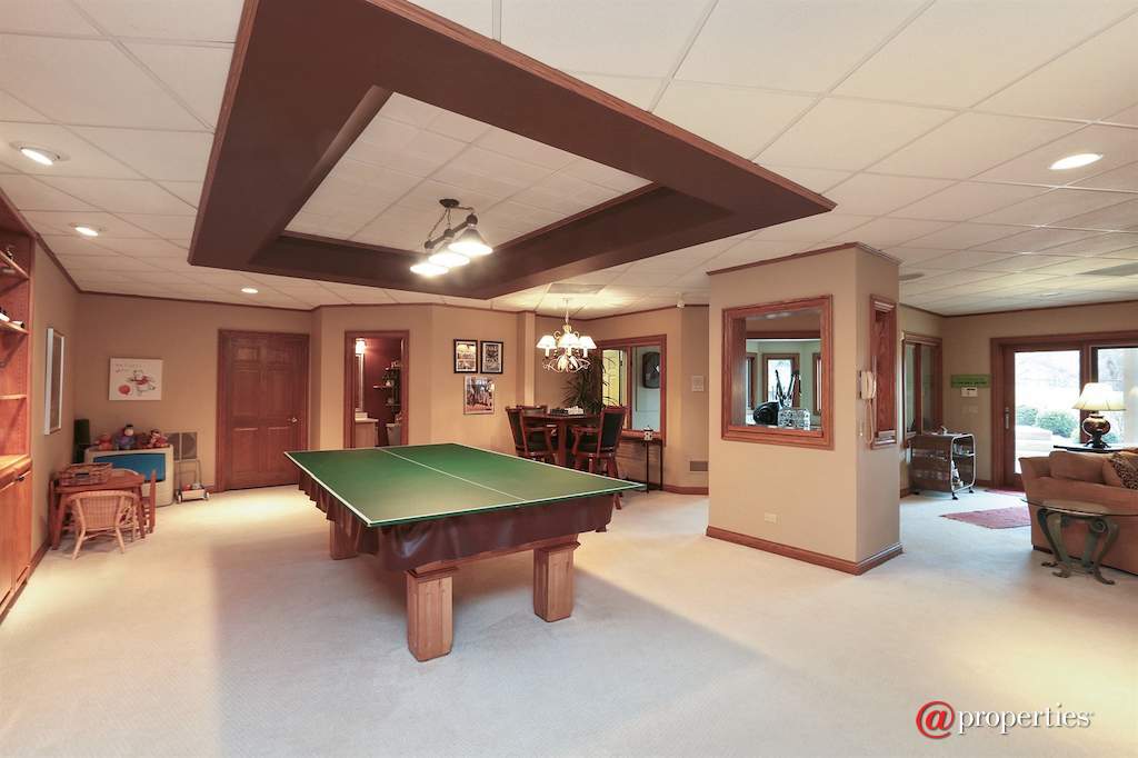 1740 Lakeview Terrace Libertyville, Illinois 60048 - Why go on vacation ??