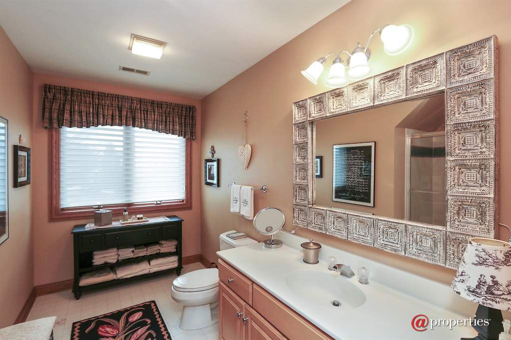 1740 Lakeview Terrace Libertyville, Illinois 60048 - Delightful & updated