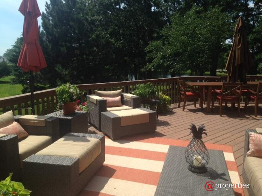 1740 Lakeview Terrace Libertyville, Illinois 60048 - Beauty surrounds