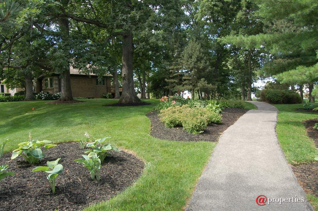 1740 Lakeview Terrace Libertyville, Illinois 60048 - Meander on the neighborhood path..striking landsca