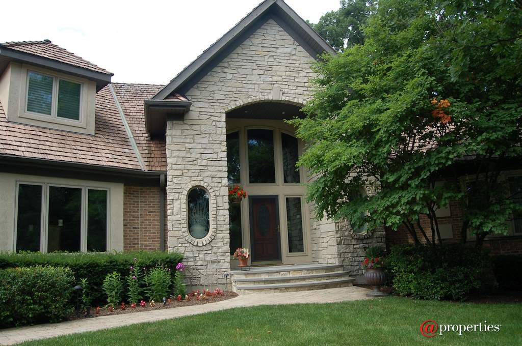 1740 Lakeview Terrace Libertyville, Illinois 60048 - Impeccably maintained Handsome Brick and Stone Ext