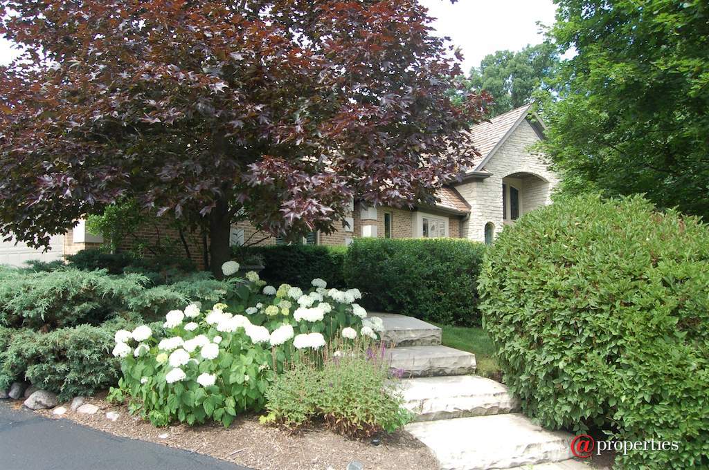 1740 Lakeview Terrace Libertyville, Illinois 60048 - Your own private oasis on a quiet cul-de-sac