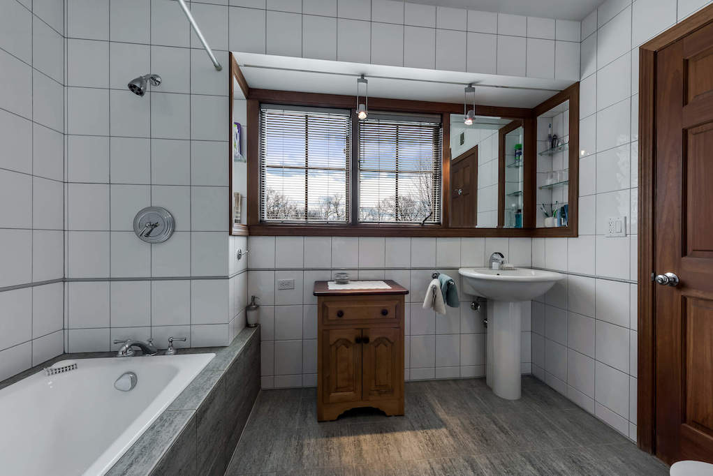 411 Orchard Lane Highland Park, Illinois 60035 - Master Bathroom