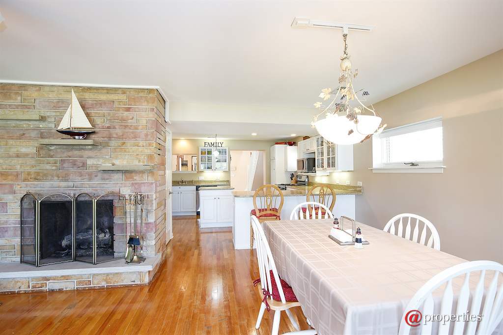 810 River Terrace Drive Johnsburg, Illinois 60051 - Kitchen / Breakfast Room