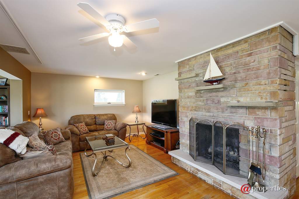 810 River Terrace Drive Johnsburg, Illinois 60051 - Family Room