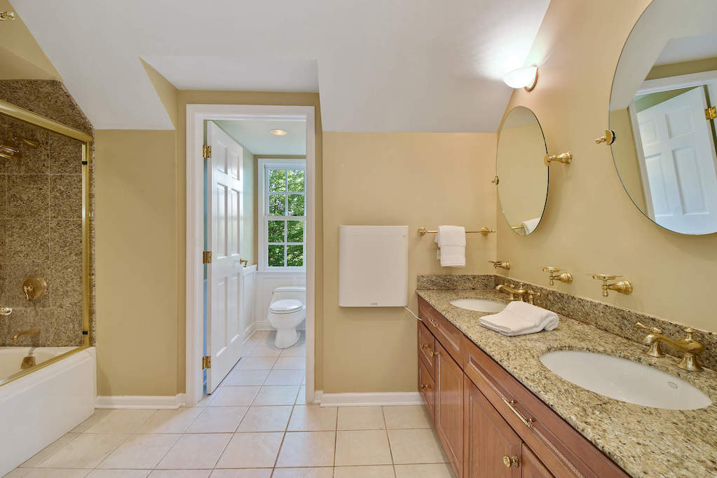 17 Oakdene East Barrington Hills, Illinois 60010 - Master Bathroom