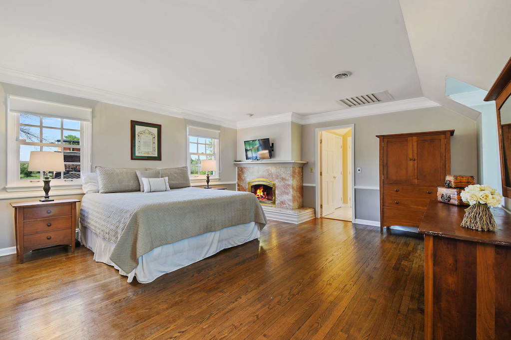 17 Oakdene East Barrington Hills, Illinois 60010 - Master Bedroom