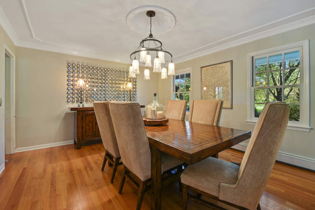 17 Oakdene East Barrington Hills, Illinois 60010 - Dining Room