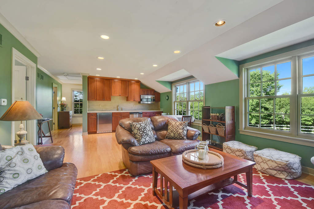 17 Oakdene East Barrington Hills, Illinois 60010 - Coach House
