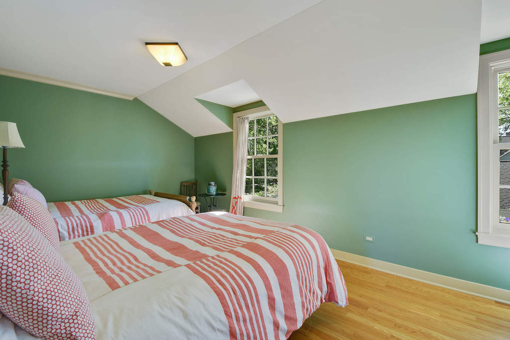 17 Oakdene East Barrington Hills, Illinois 60010 - Coach House Bedroom