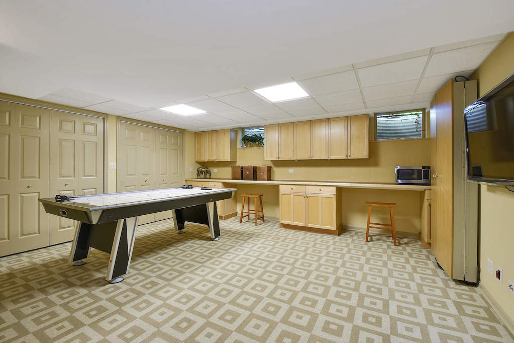 17 Oakdene East Barrington Hills, Illinois 60010 - Game Room