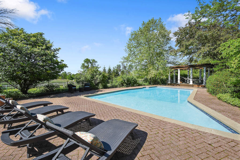 17 Oakdene East Barrington Hills, Illinois 60010 - Pool