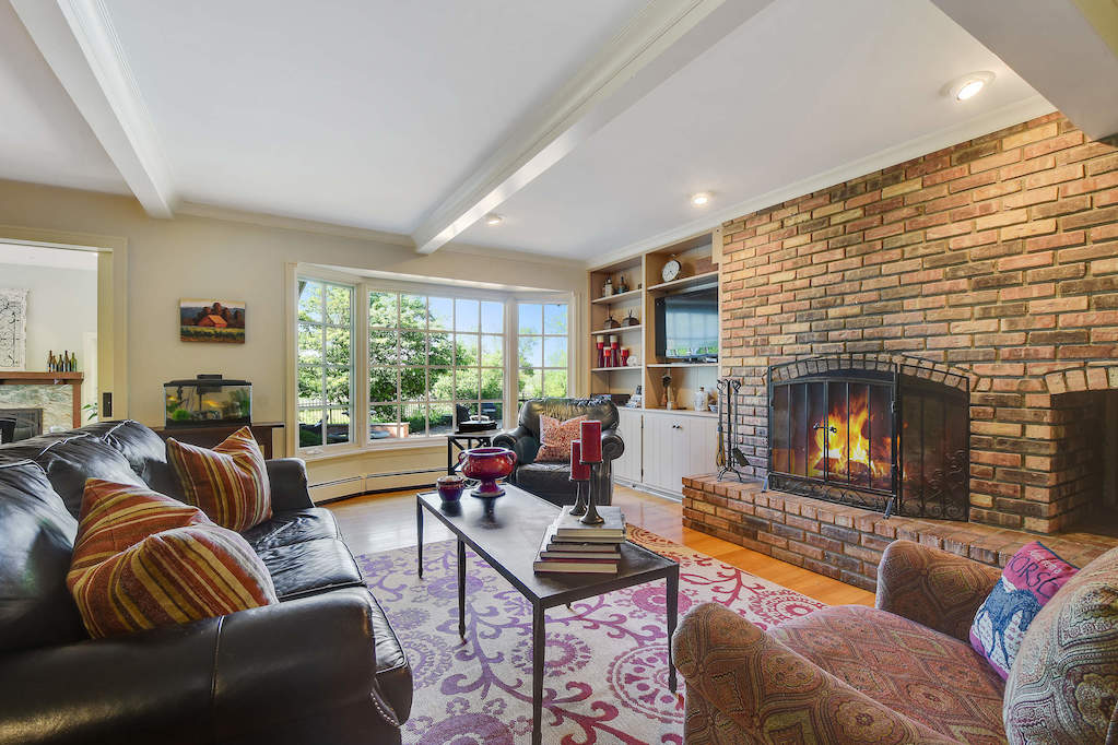 17 Oakdene East Barrington Hills, Illinois 60010 - Family Room