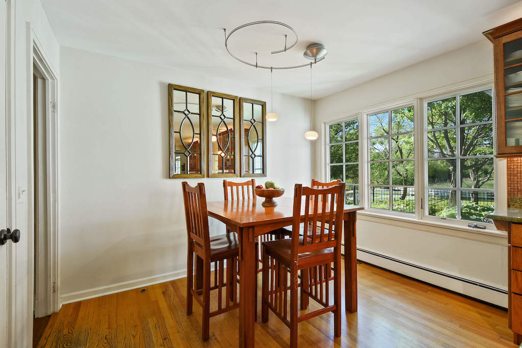17 Oakdene East Barrington Hills, Illinois 60010 - Breakfast Area
