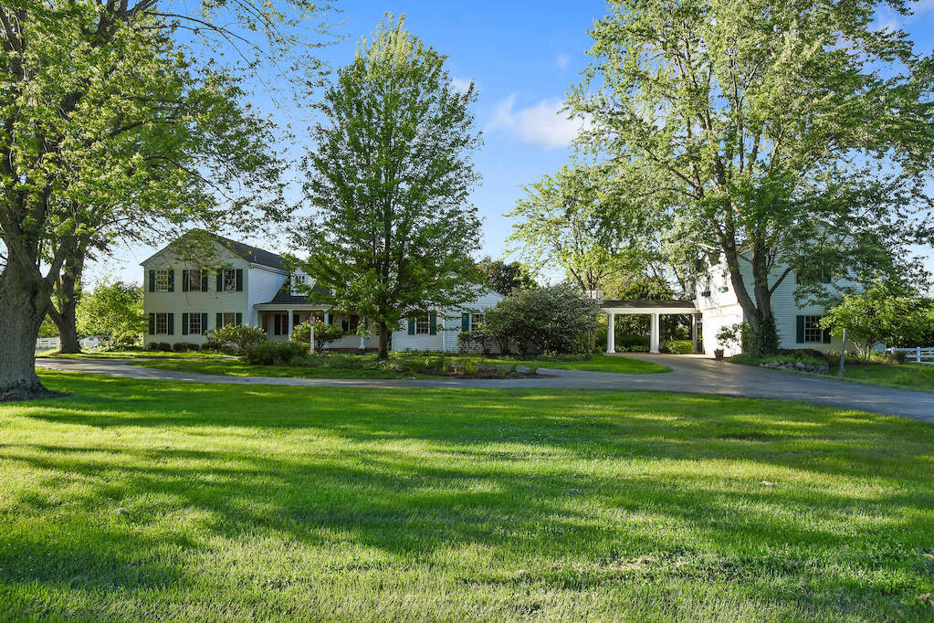 17 Oakdene East Barrington Hills, Illinois 60010 - Front View