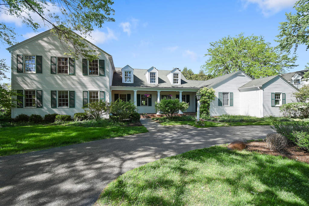 17 Oakdene East Barrington Hills, Illinois 60010 - Front View