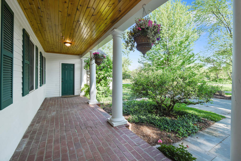 17 Oakdene East Barrington Hills, Illinois 60010 - Front Porch