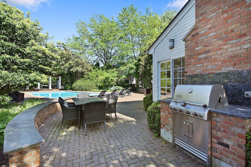 17 Oakdene East Barrington Hills, Illinois 60010 - Patio