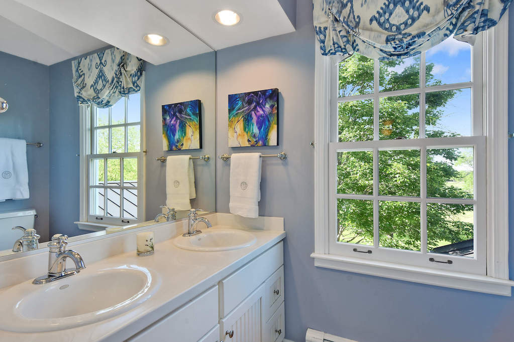 17 Oakdene East Barrington Hills, Illinois 60010 - Hallway Bathroom