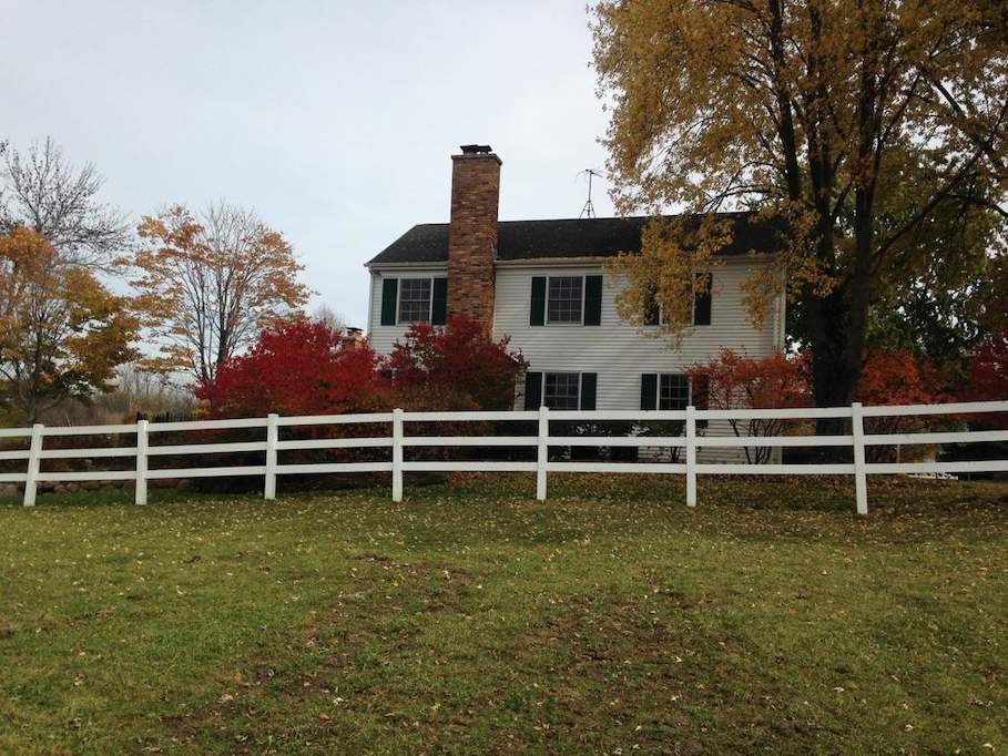 17 Oakdene East Barrington Hills, Illinois 60010 - Side View in Autumn