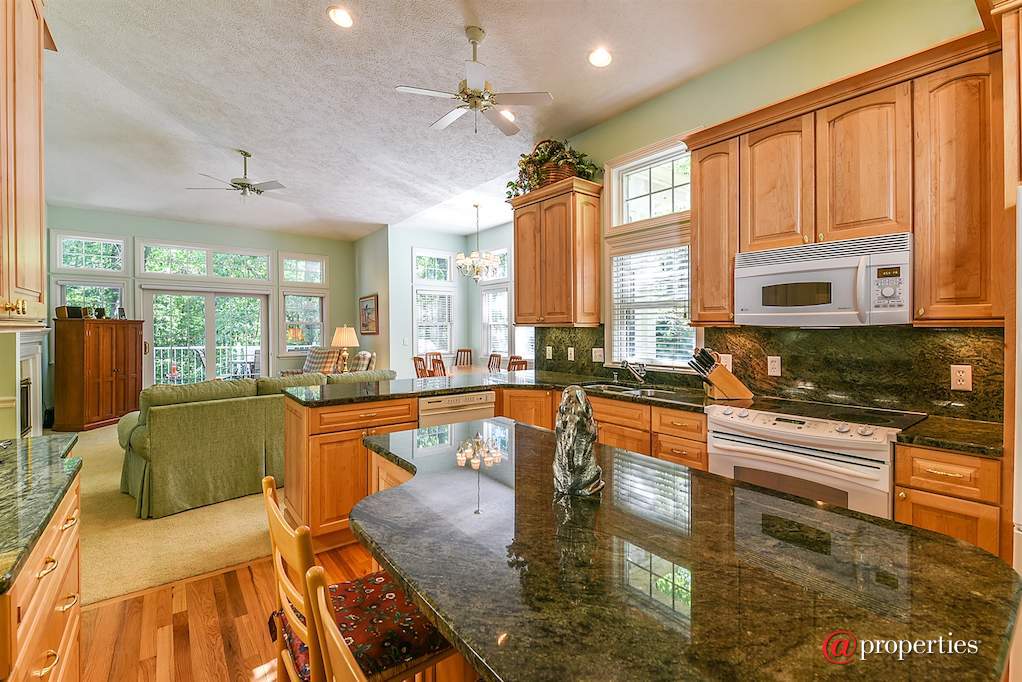 18500 Dunecrest Drive #24 New Buffalo, Michigan 49117 - Kitchen