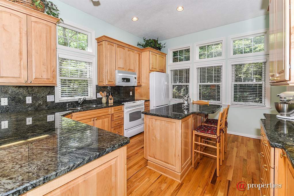 18500 Dunecrest Drive #24 New Buffalo, Michigan 49117 - Kitchen