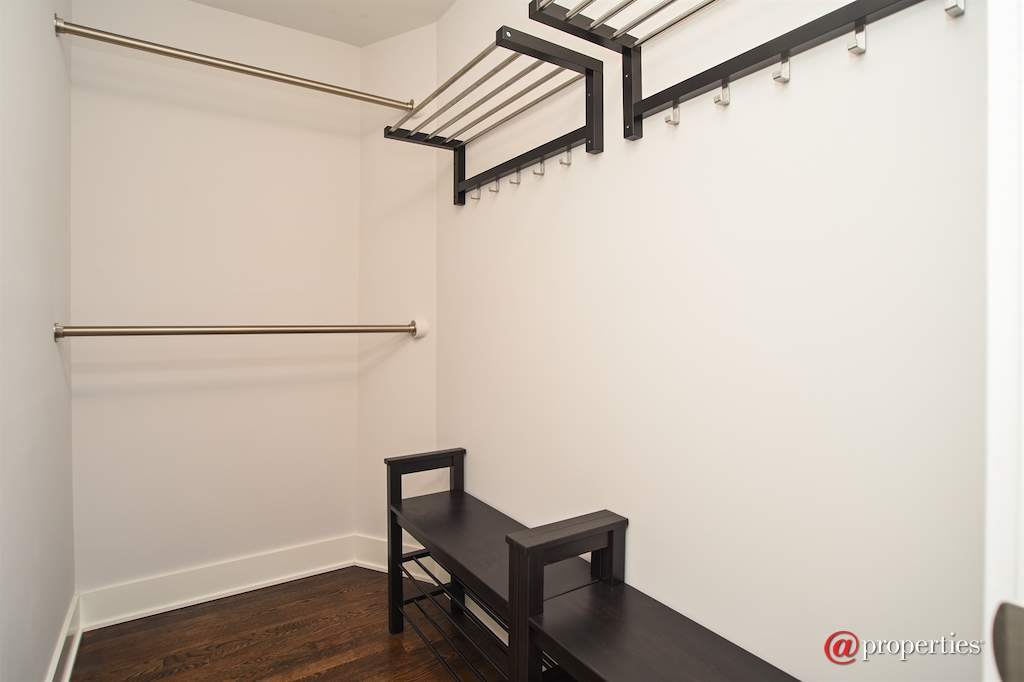 1041 Old Colony Road Lake Forest, Illinois 60045 - Mudroom